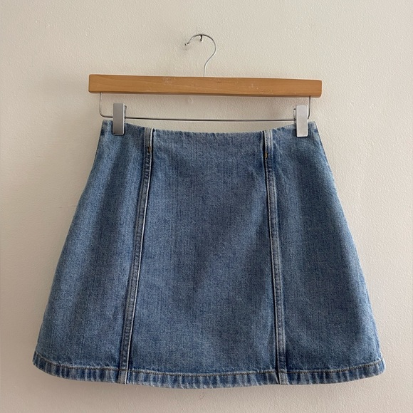 Aritzia Wilfred Free Ahrens Blue Demin Jean Button
Front Mini Skirt, Size 2 - Picture 5 of 14